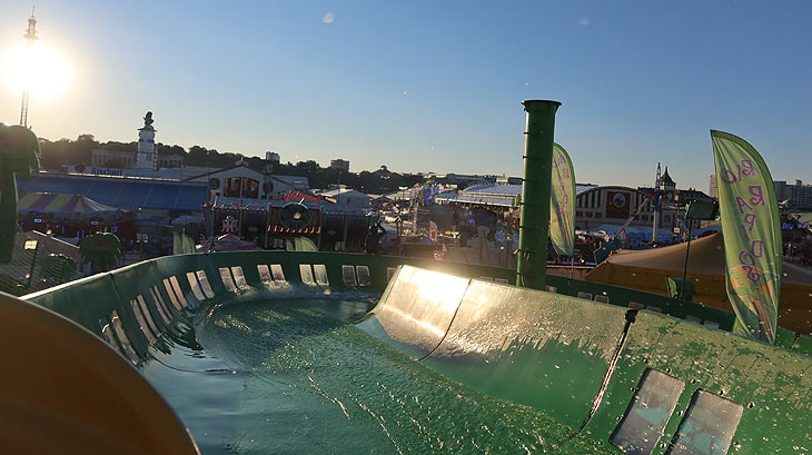 Rio Rapidos auf dem Oktoberfest in der Matthias Pschorr Str neben dem Toboggan (©Foto: Martin Schmitz)